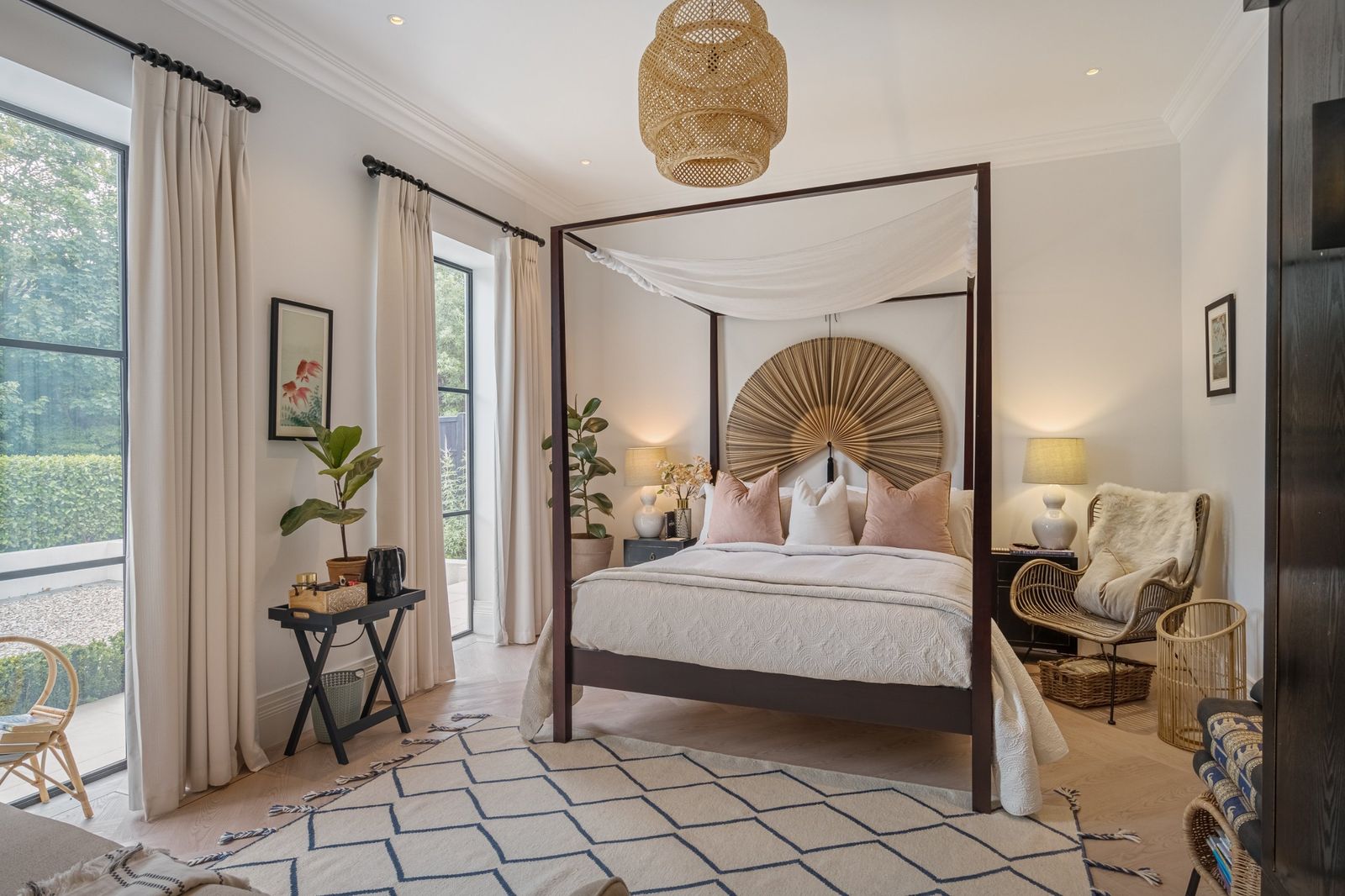 A four-poster bed with a fan headboard